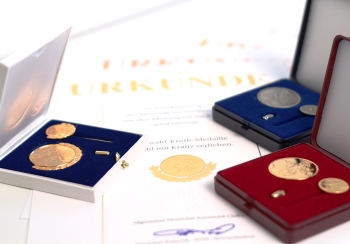 Träger Ewald-Kroth-Medaille in Gold mit Kranz (bis 2015)